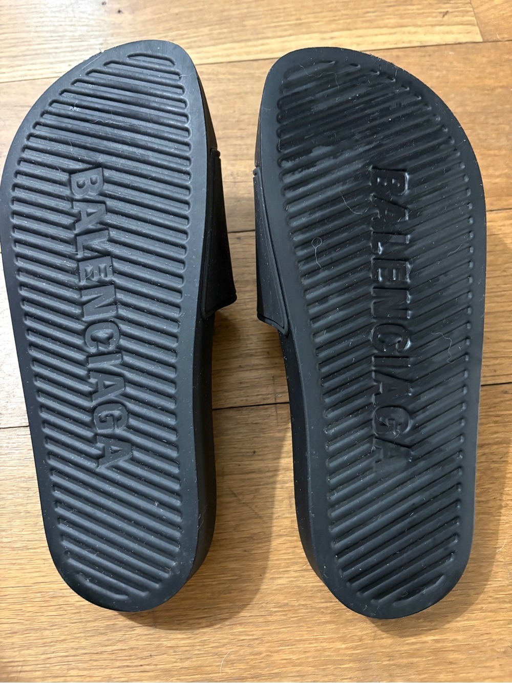 Balenciaga women’s pool slides - Picture 4 of 4